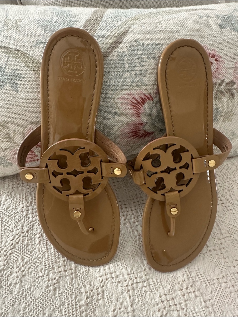 Tory Burch Patent Miller Logo Toe-Thong Sandals in Camel - Picture 5 of 14